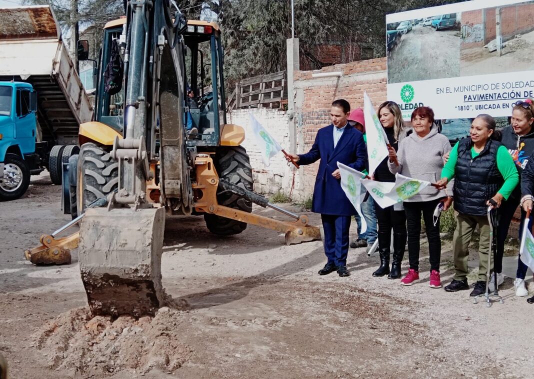 Ricardo Gallardo y Leonor Noyola renuevan Primaria en Av. de los Pinos