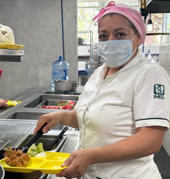 En el IMSS San Luis Potosí más de 1 millón de menús alimenticios al año son preparados por las y los profesionales de nutrición